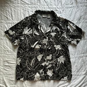Erika & co black white floral hawaiian button up shirt size sz m classic resort